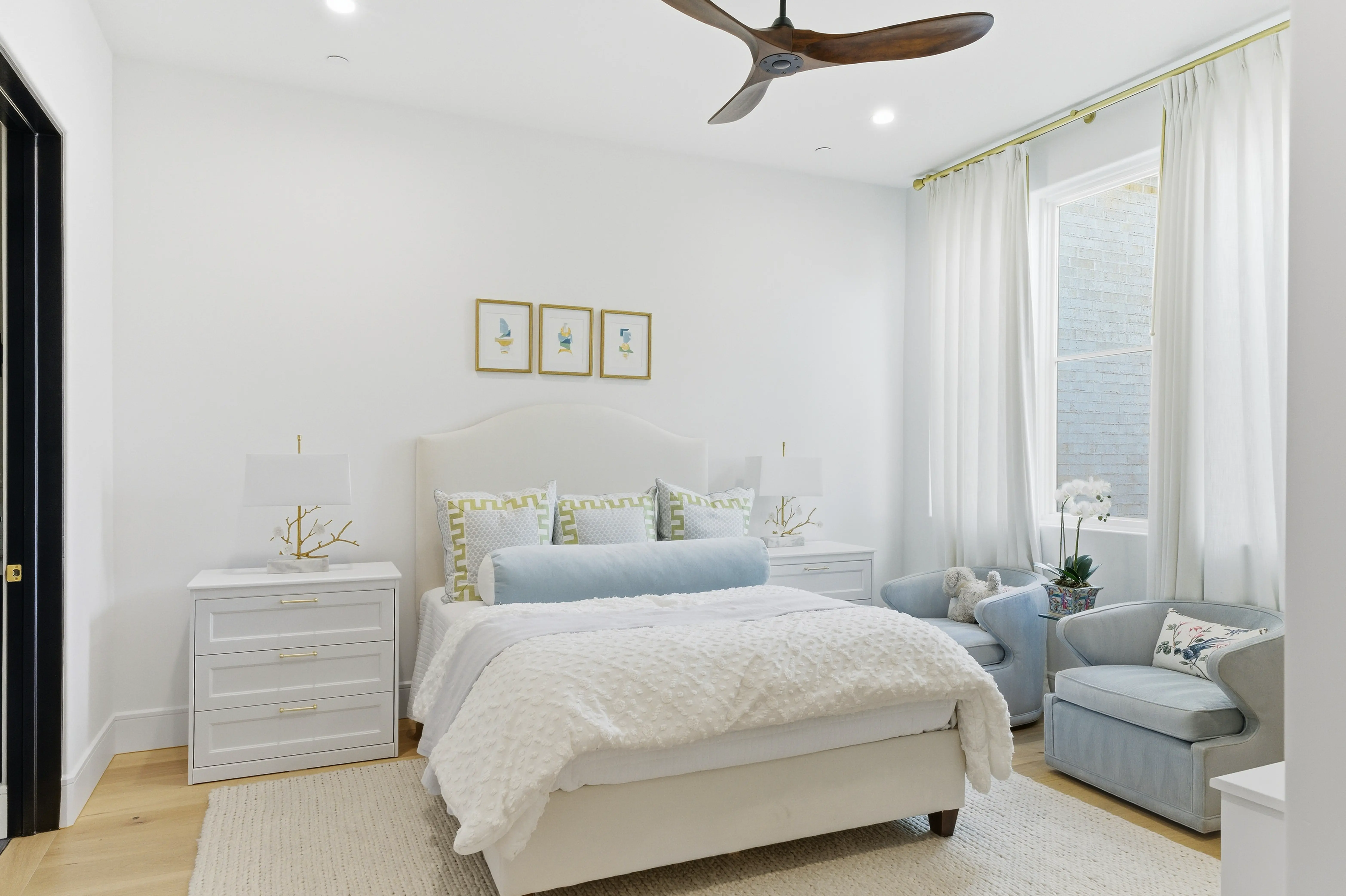 Second bedroom with en-suite bath access